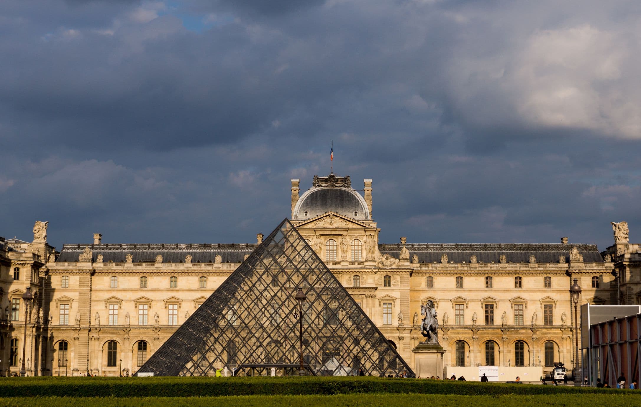 Louvre Gets Robbed